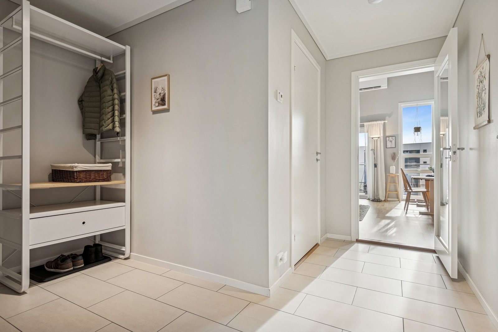 Leiligheten ønsker deg velkommen inn i en lys og trivelig entré med flislagt gulv og gulvvarme Galleribilde