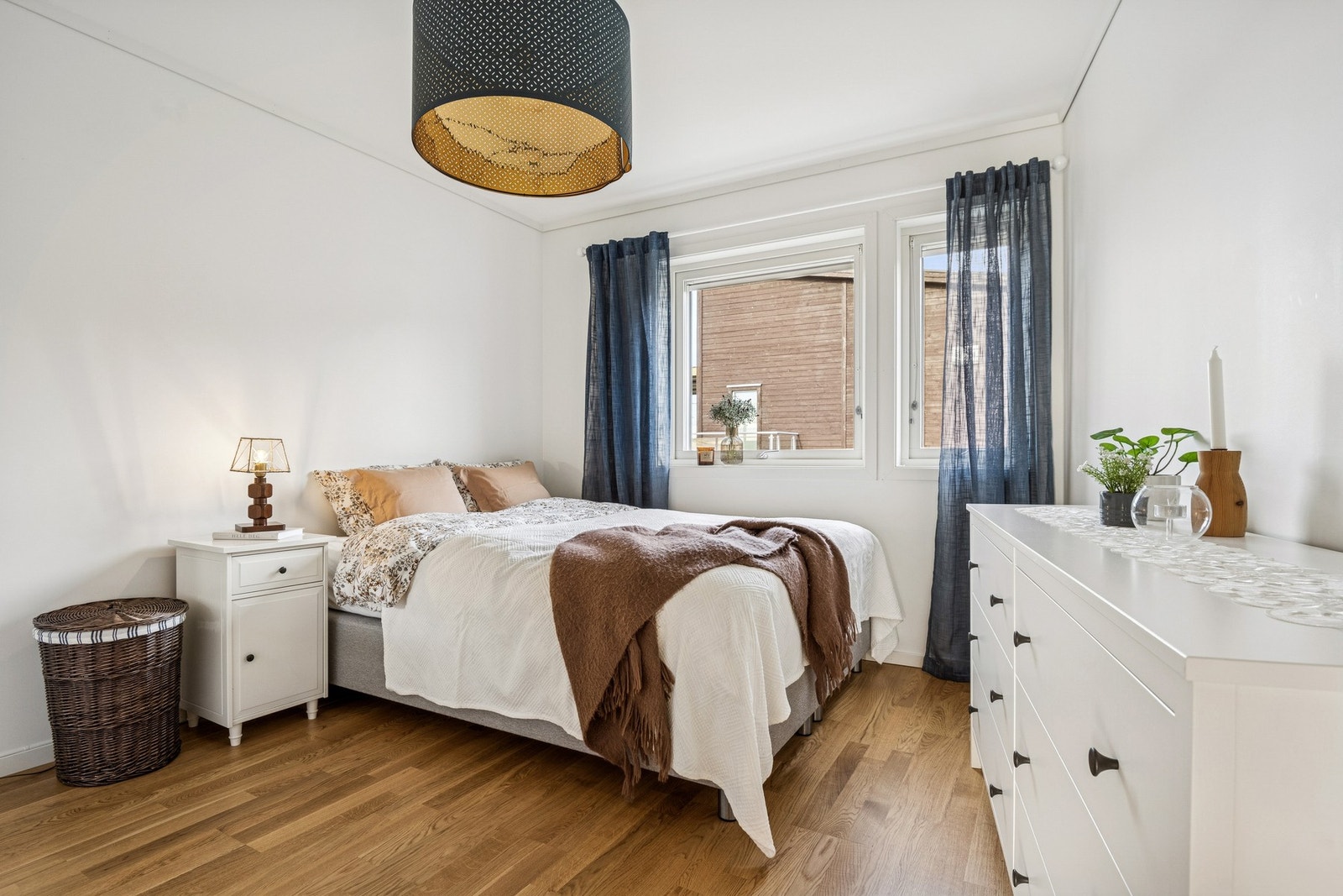 Leiligheten har et lyst og rolig soverom med plass til stor seng og garderobeløsning. Galleribilde