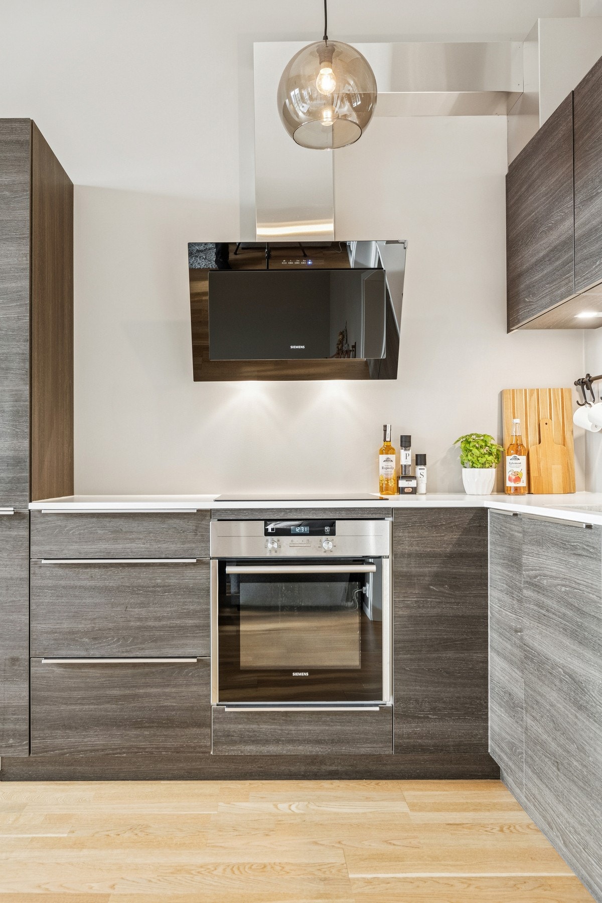 Integrerte hvitevarer samt komfyrvakt og vannstoppventil gjør kjøkkenet både trygt og praktisk. Galleribilde