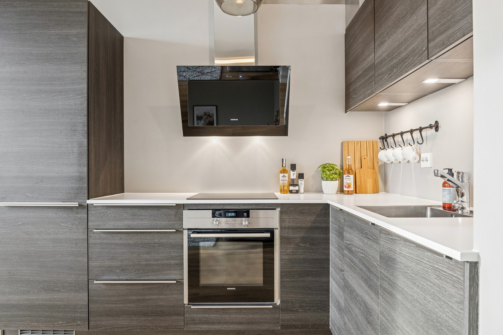 Innredningen har glatte, mørke fronter og laminert benkeplate med god arbeidsflate. Galleribilde