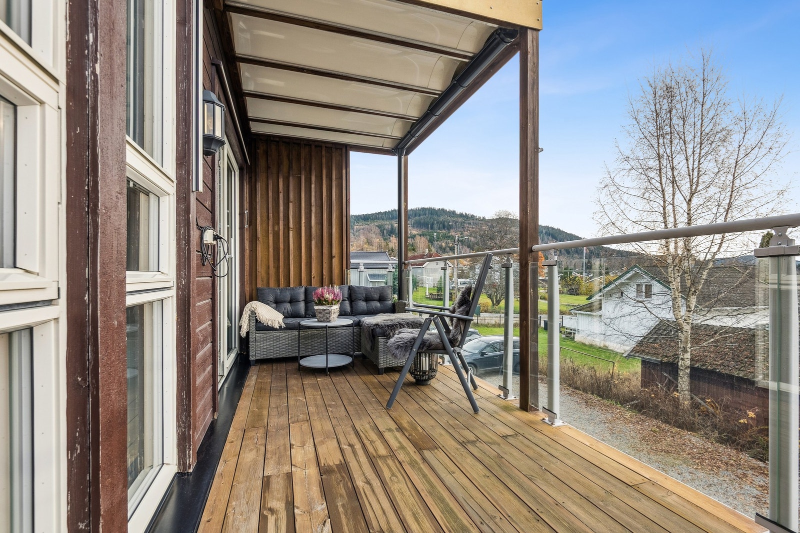 Fra stuen er det utgang til en romslig, sydvendt balkong på ca. 11 m². Galleribilde