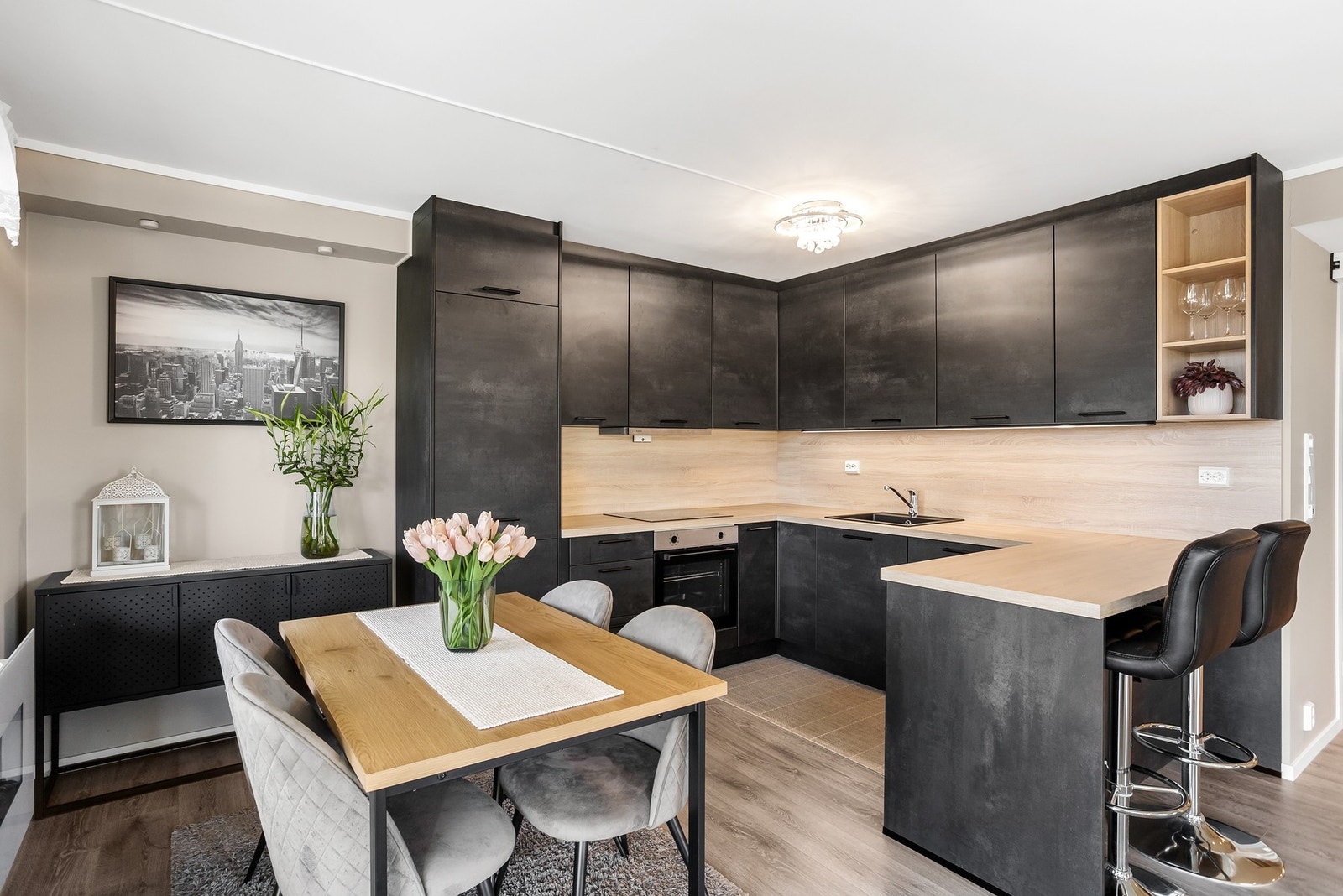 Sammen med kjøkkenet utgjør stuen et åpent og innbydende allrom, der store vinduer i to retninger sørger for gode lys- og utsiktsforhold. Galleribilde