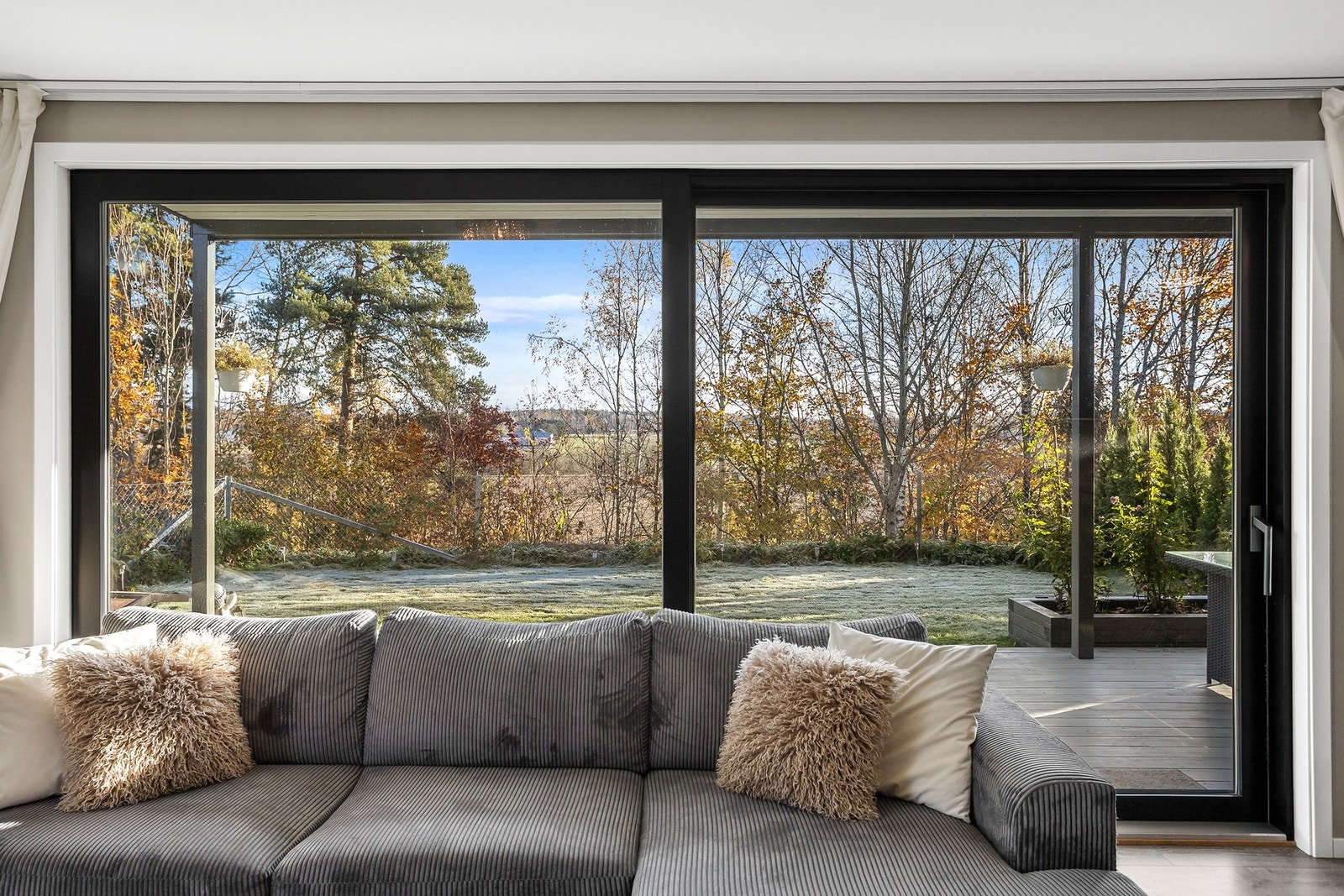 Vinduene inkluderer en stor skyvedør til den solrike markterrassen, og sommerstid er det deilig å trekke ut for både avslapning og middager i varmen. Galleribilde