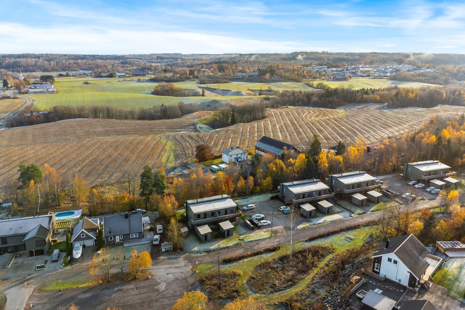 Plasseringen bidrar til en lys og åpen atmosfære, og stedet er en fin blanding av etablert nabolag og landlig idyll. Galleribilde