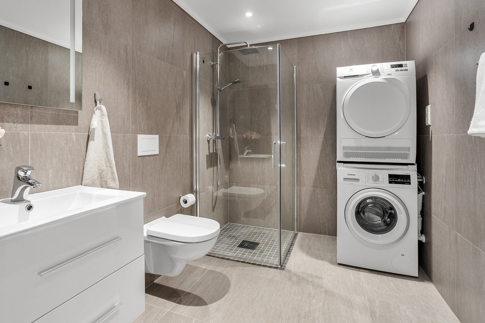 Badet er moderne og funksjonelt, med stilrent design, tidløse materialvalg og god plassutnyttelse. Galleribilde