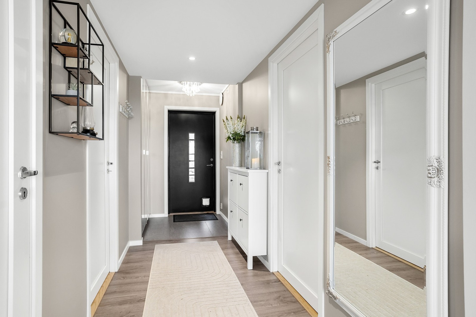 Velkommen inn i en delikat og funksjonell leilighet, utmerket for både ny- og veletablerte. Galleribilde