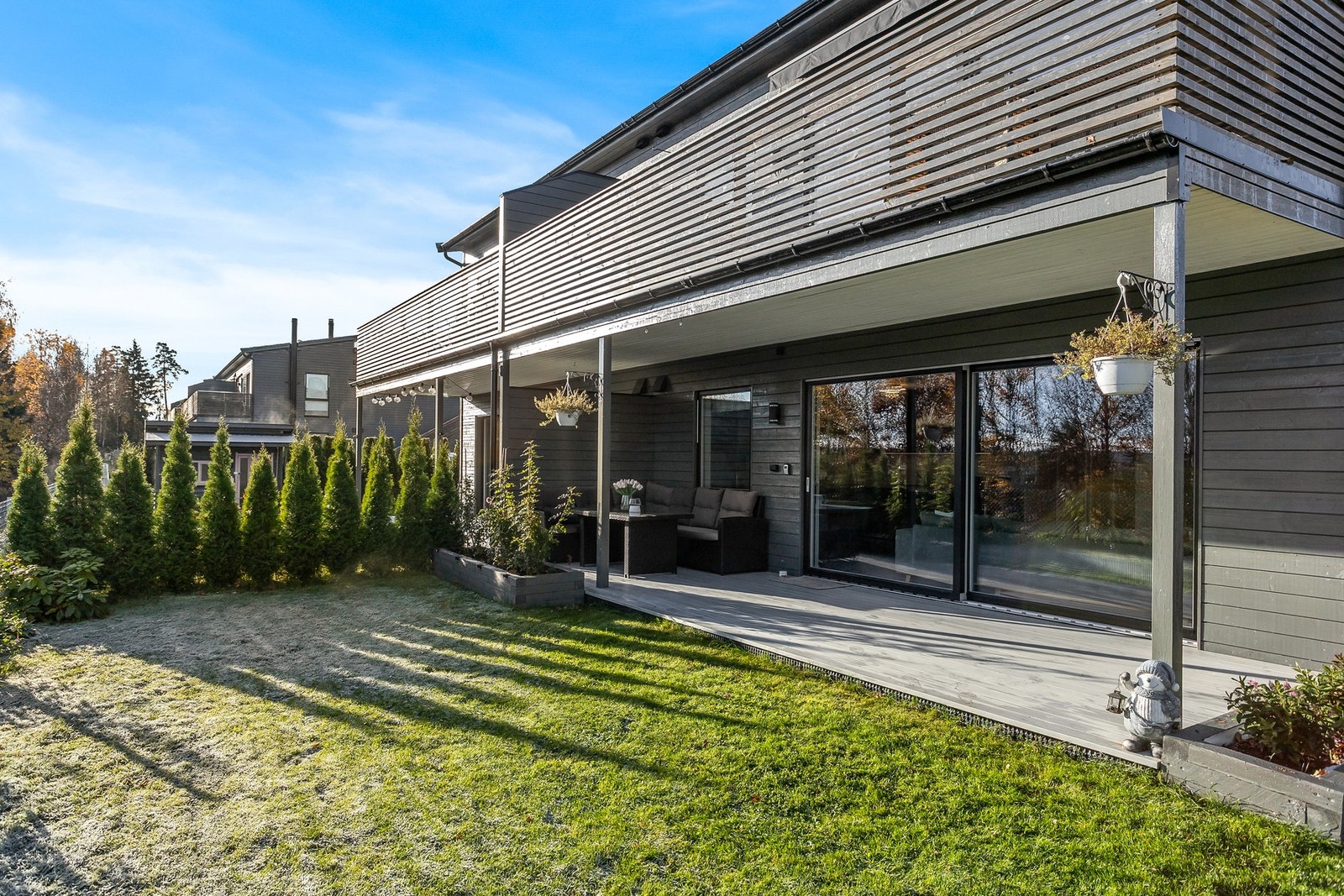 Til sammen måler terrassene ca. 42 kvm, og innbyr til både rolige morgenstunder og lange sommerkvelder i godt lag. Galleribilde