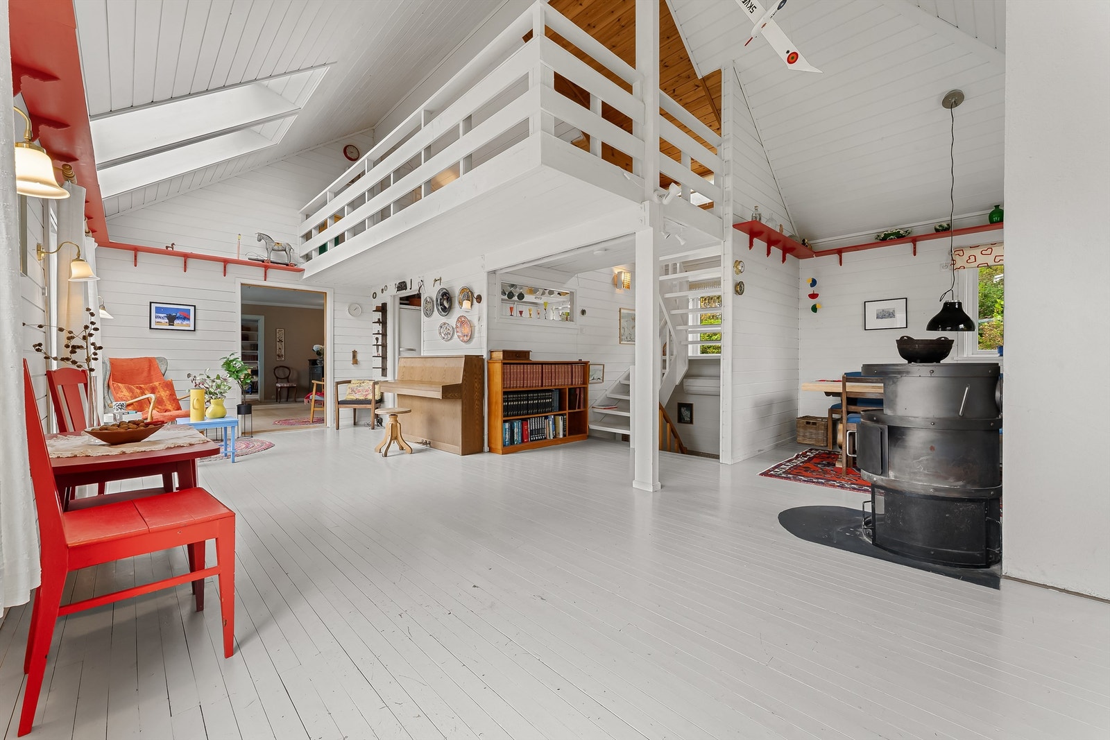 Romslig og fin stue med ildsted. Galleribilde