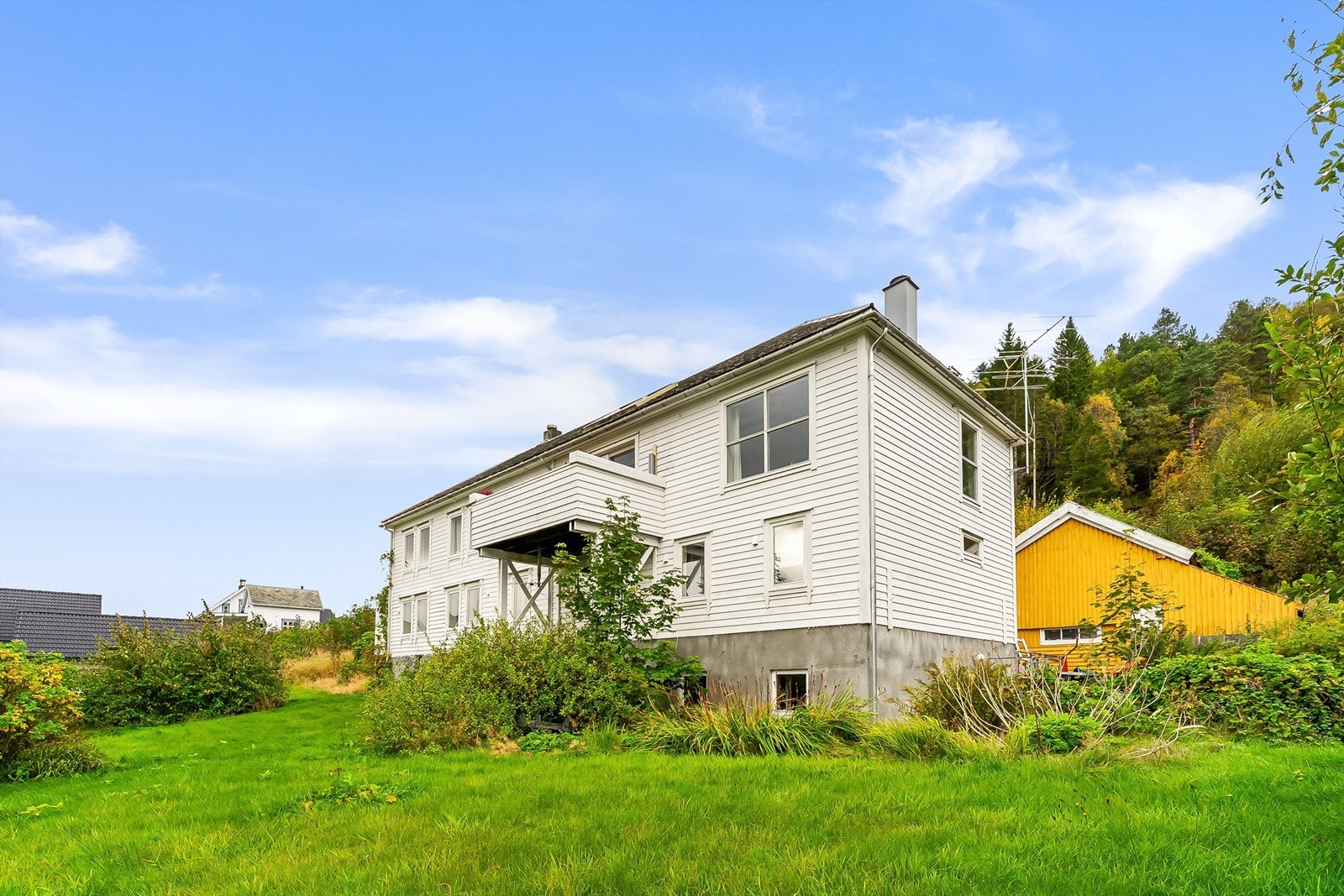 Enebolig med skjermet og fin beliggenhet på større tomt i Hjørungavåg. Galleribilde