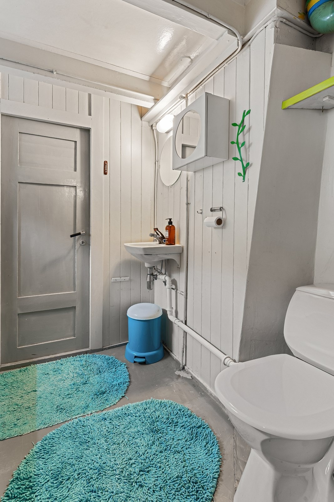 Bad. Det er 2 bad i 1. etasje. I tillegg er det WC i både 2. etasje og underetasje. Galleribilde