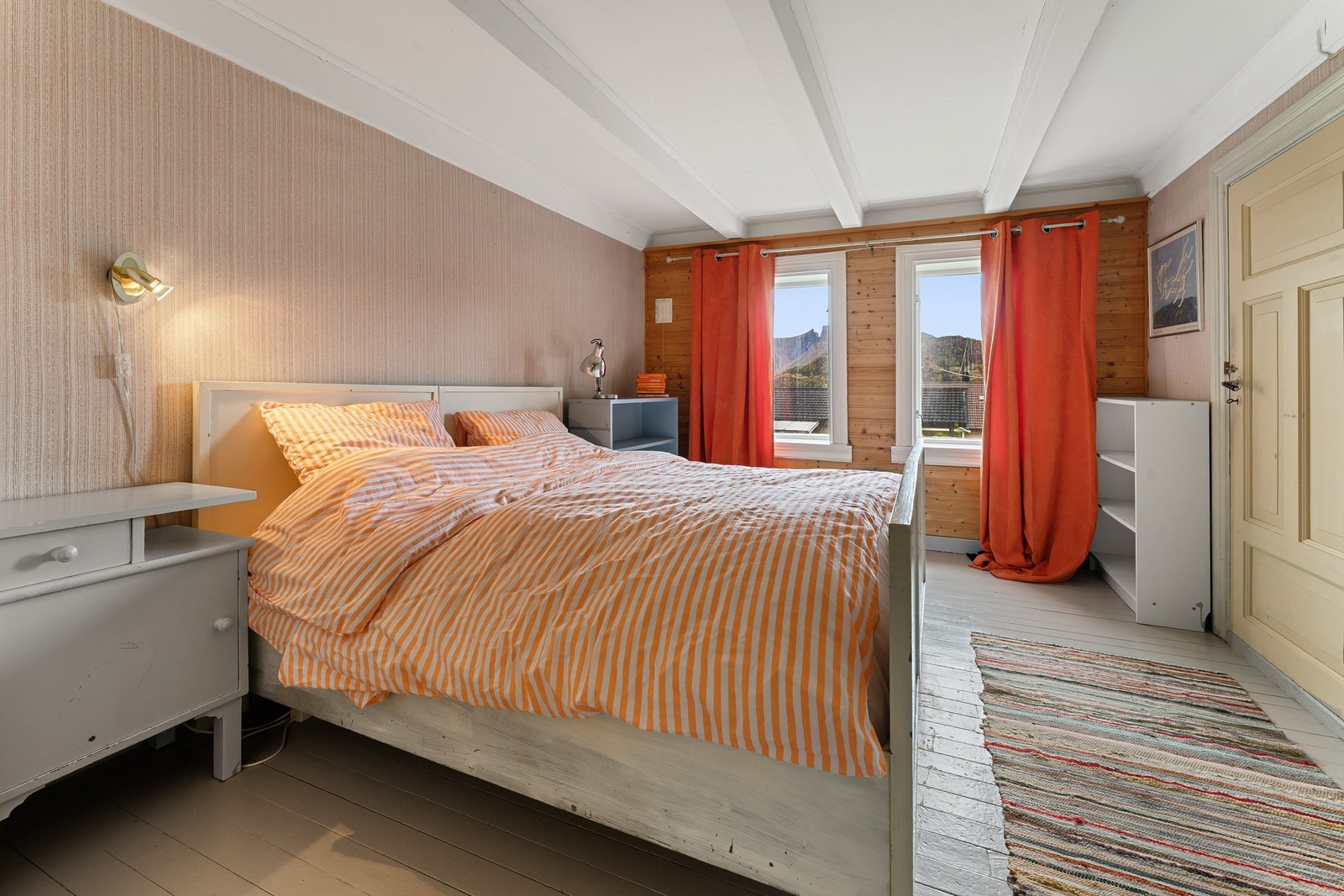 Soverom 1. Det er totalt 5 soverom i boligens 1. etasje. Galleribilde