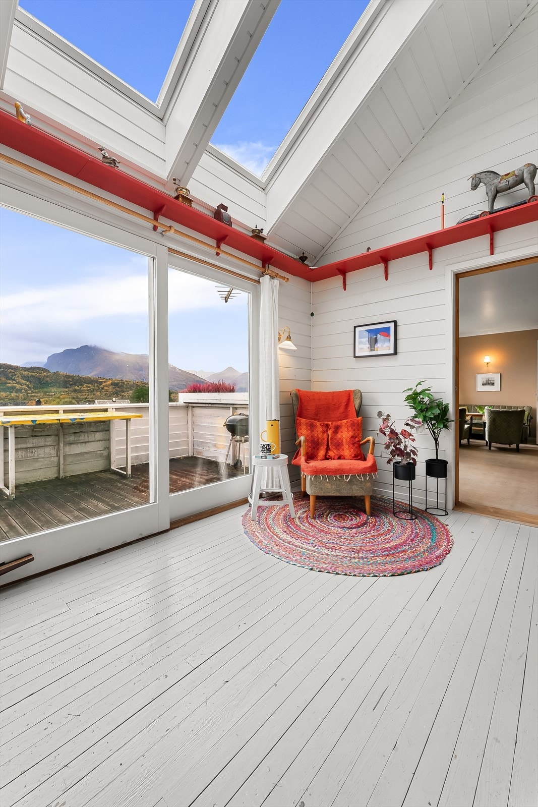 Lys og fin stue med store takvinduer. Galleribilde