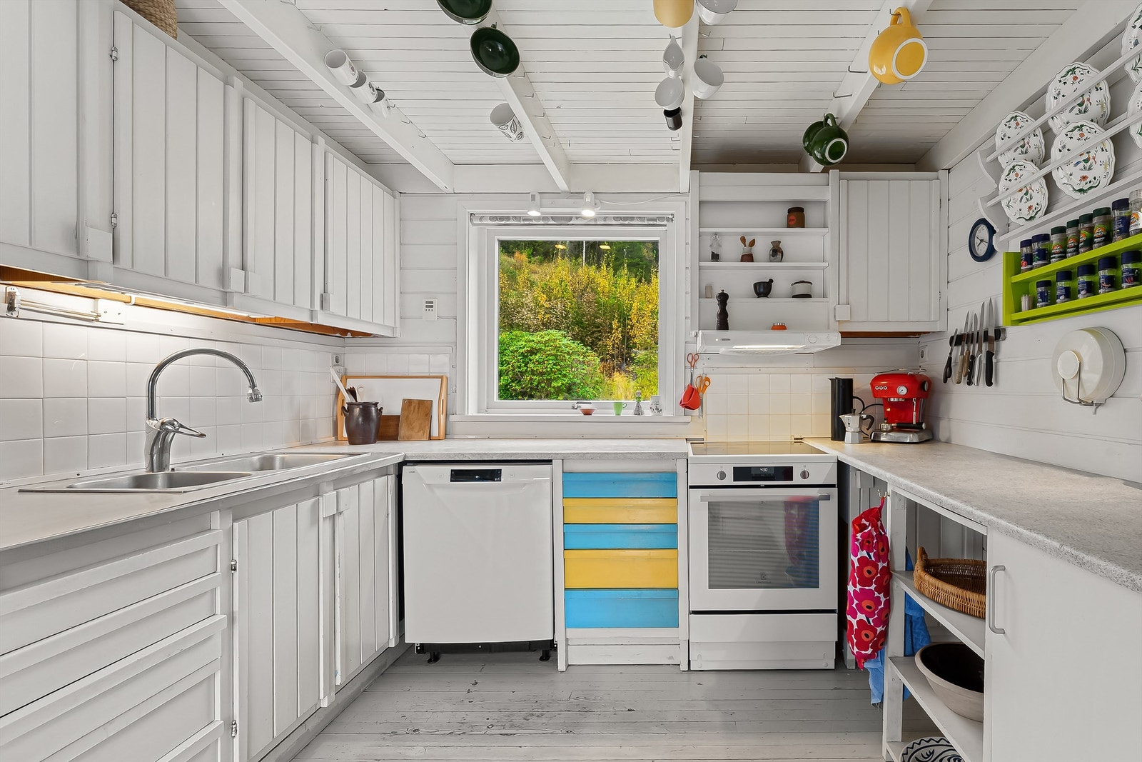 Kjøkken med god benkeplass. Galleribilde