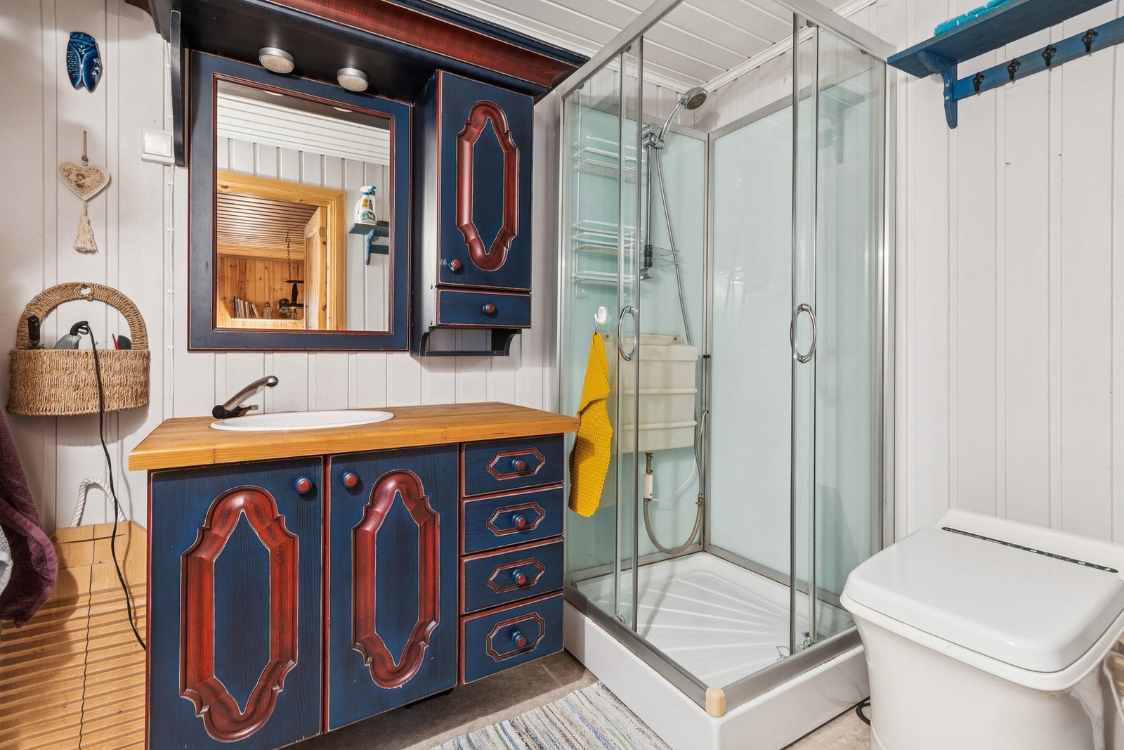 Bad med dusjkabinett med vanntank og Cinderella forbrenningstoalett. Galleribilde