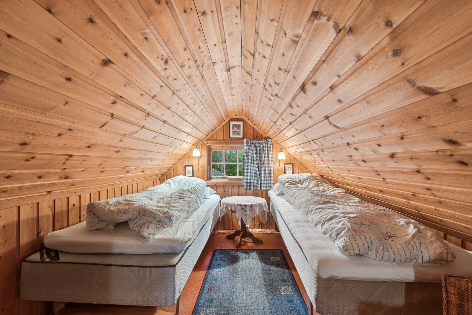 Hemsen er inndelt i to rom som brukes til soveplasser av dagens eiere. Galleribilde