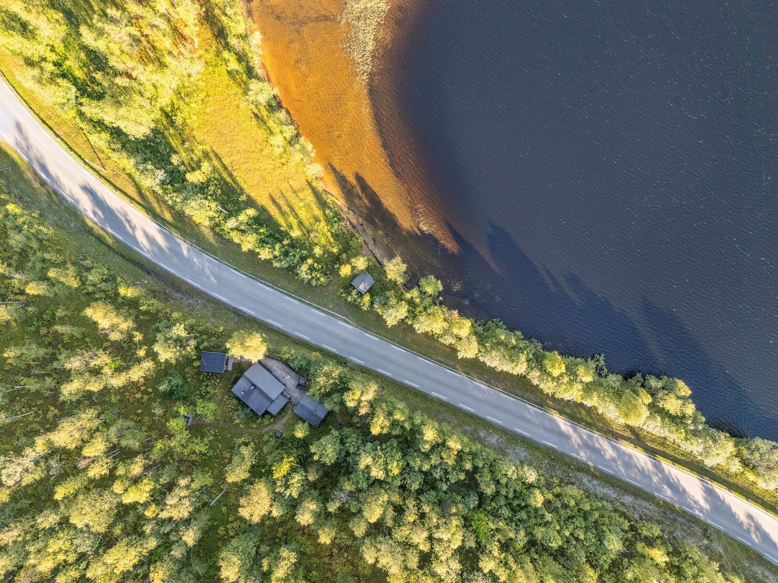 Sjarmerende hytte i naturskjønne omgivelser. Galleribilde