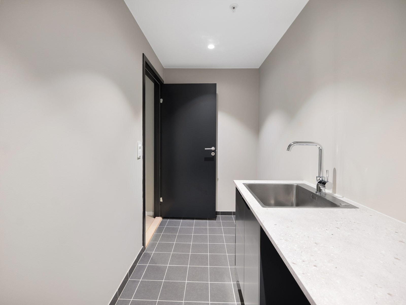 Praktisk skapinnredning med oppbevaring, benkeplate og oppvaskkum Galleribilde