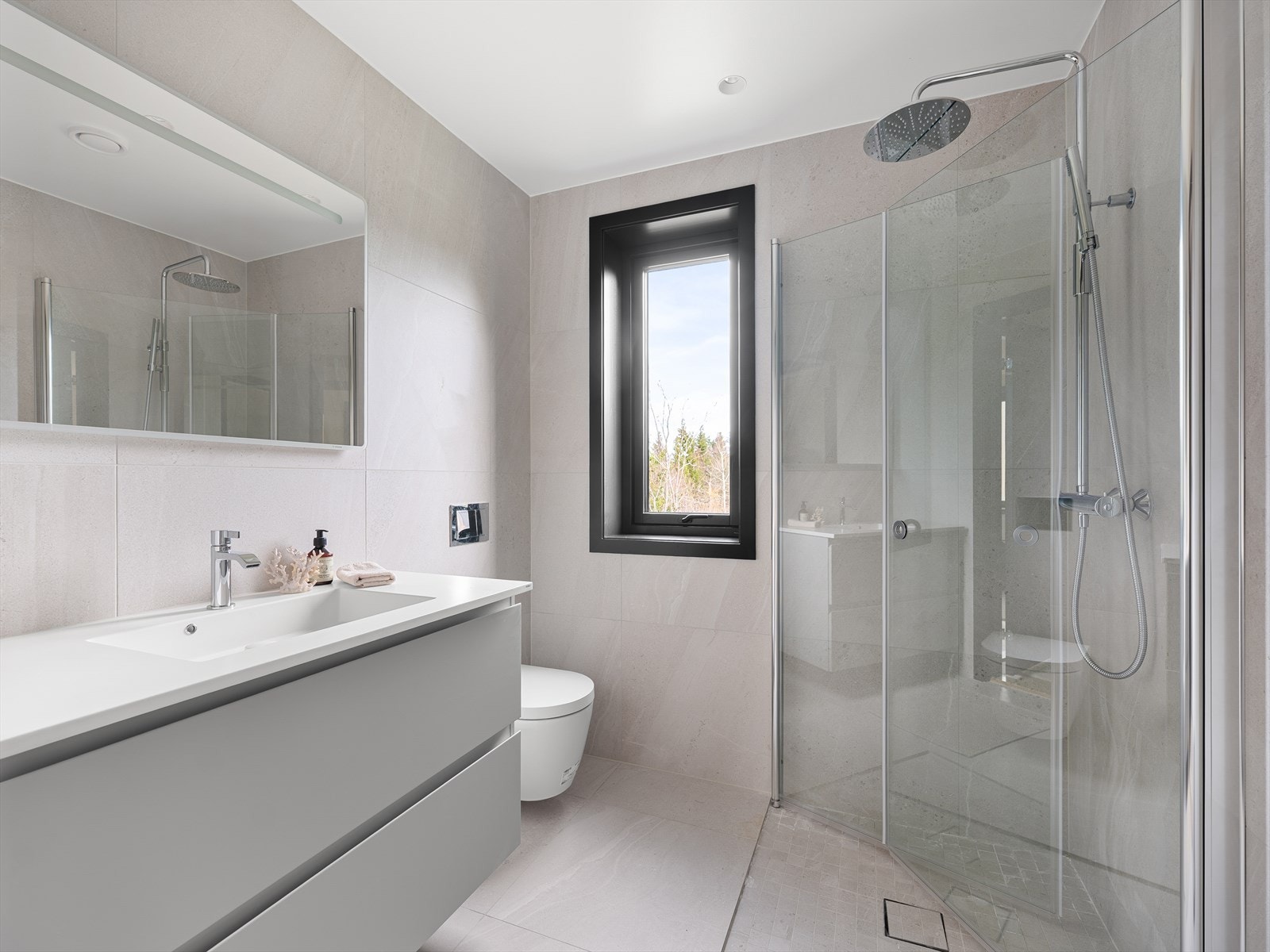 Delikat, helfliset bad i 2. etasje med adkomst fra gang Galleribilde