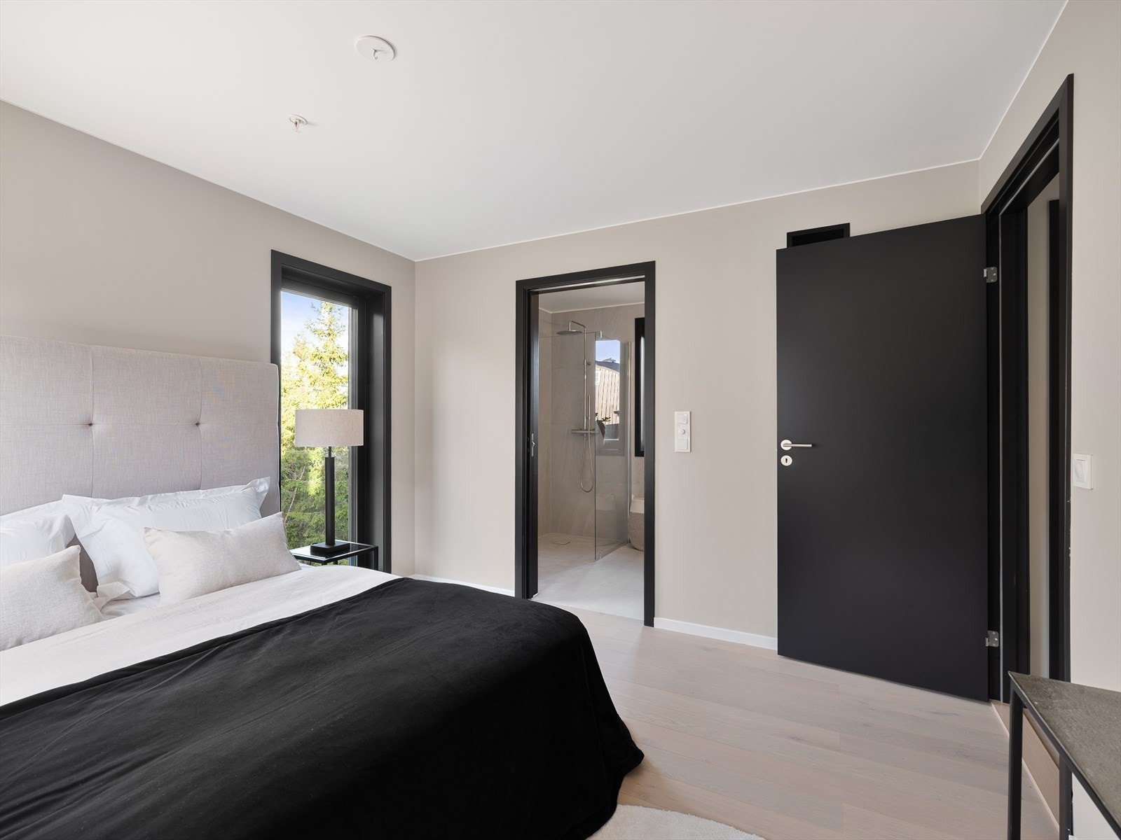 Soverommet har gode møbleringsmuligheter og eget bad Galleribilde