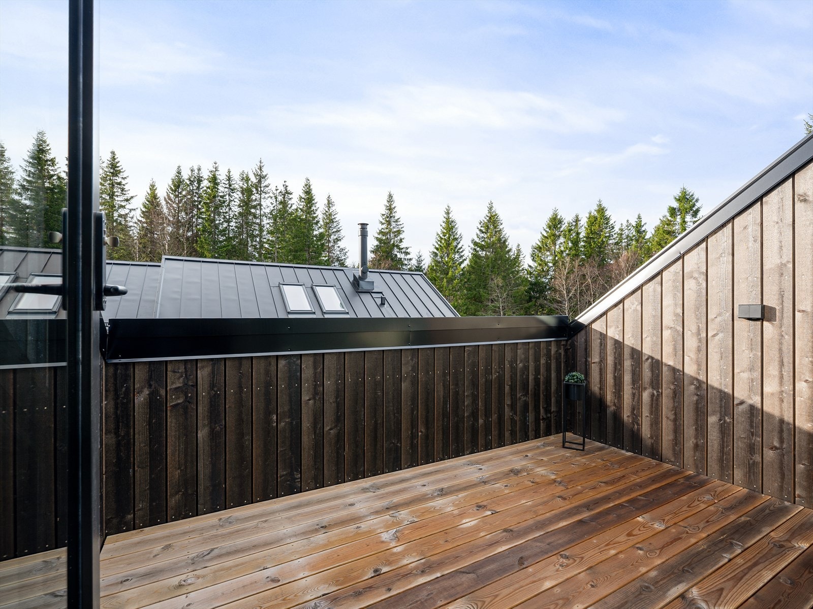 Fra stuen er det utgang til en lun og skjermet takterrasse på ca. 6,5 kvm Galleribilde