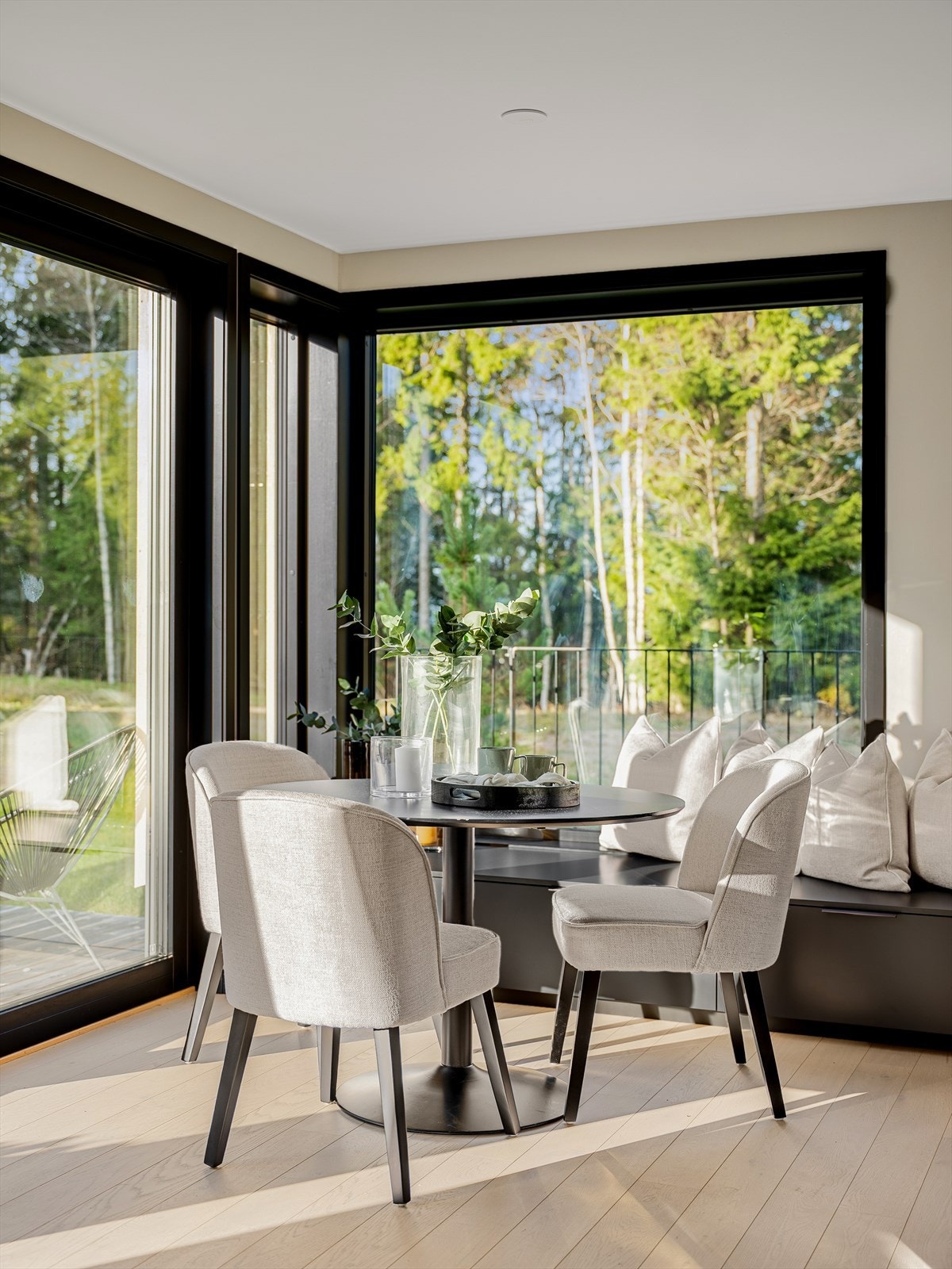 Store vindusflater med mørke omramminger gir særpreg og fint utsyn mot de grønne omgivelsene Galleribilde