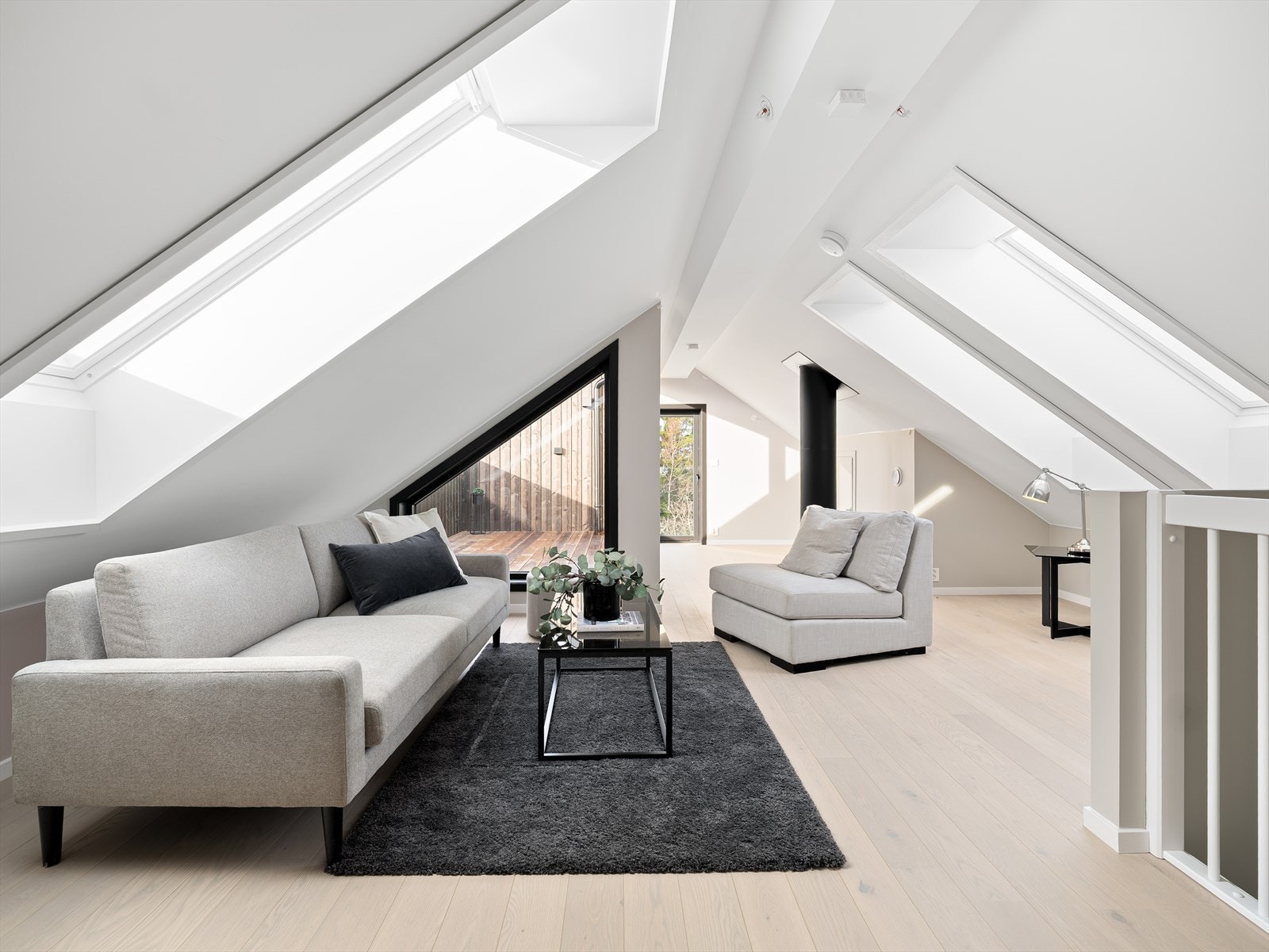 Stor og luftig stue i loftsetasje Galleribilde