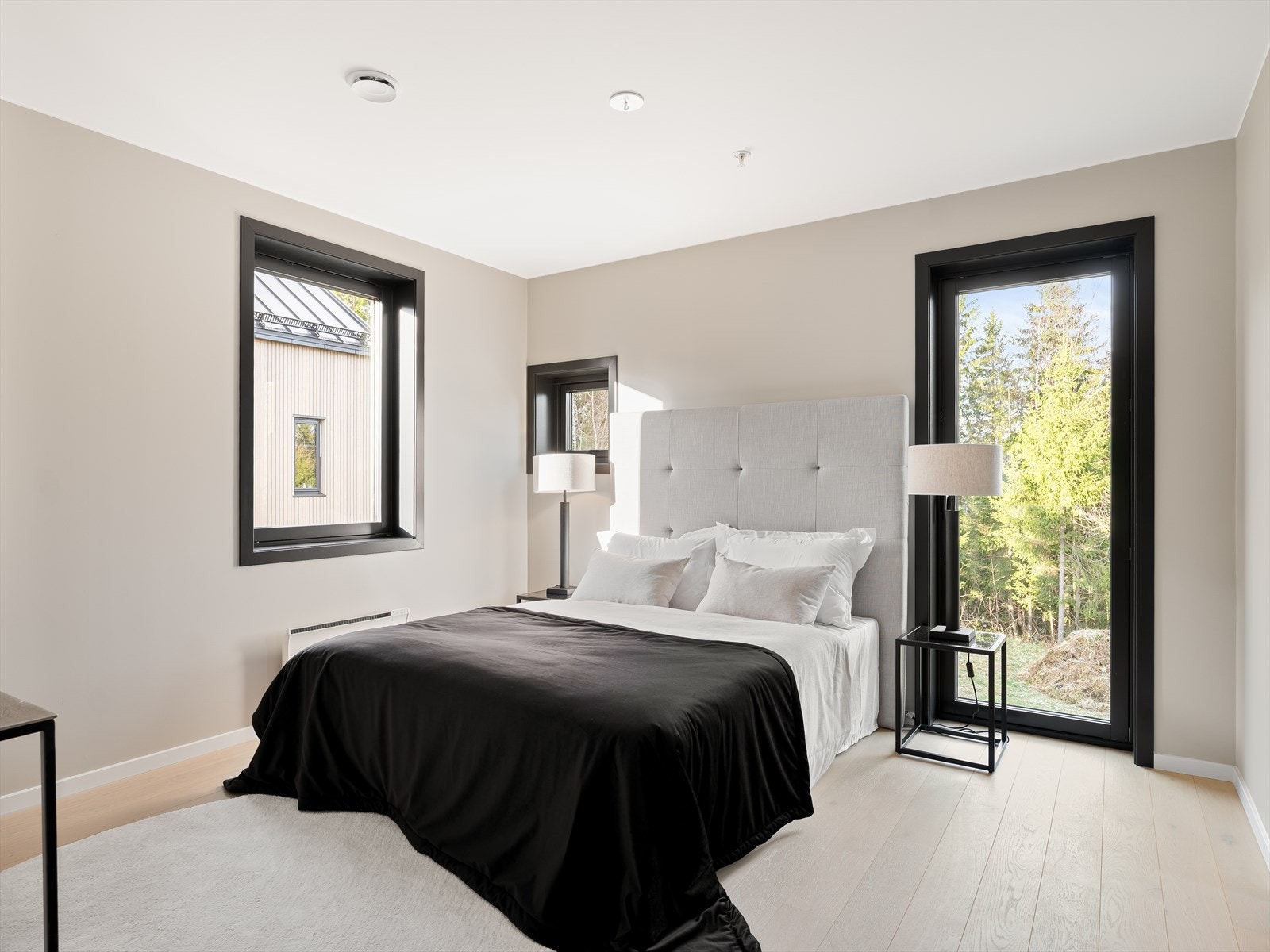 Stort hovedsoverom i 2. etasje med store vindusflater, masse lys og fin romfølelse Galleribilde