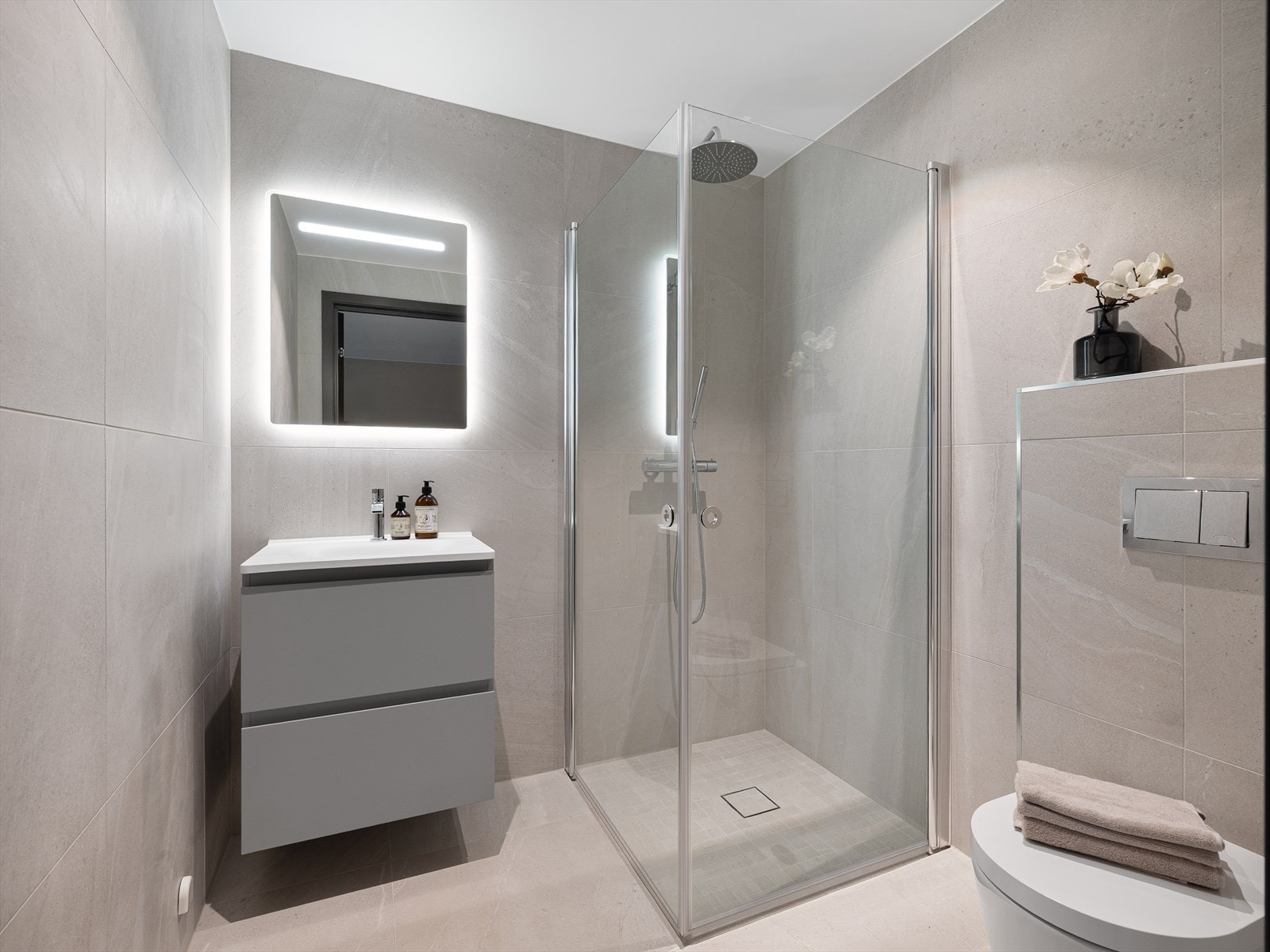 I tilknytning til kjellerstuen ligger boligens 3. bad Galleribilde