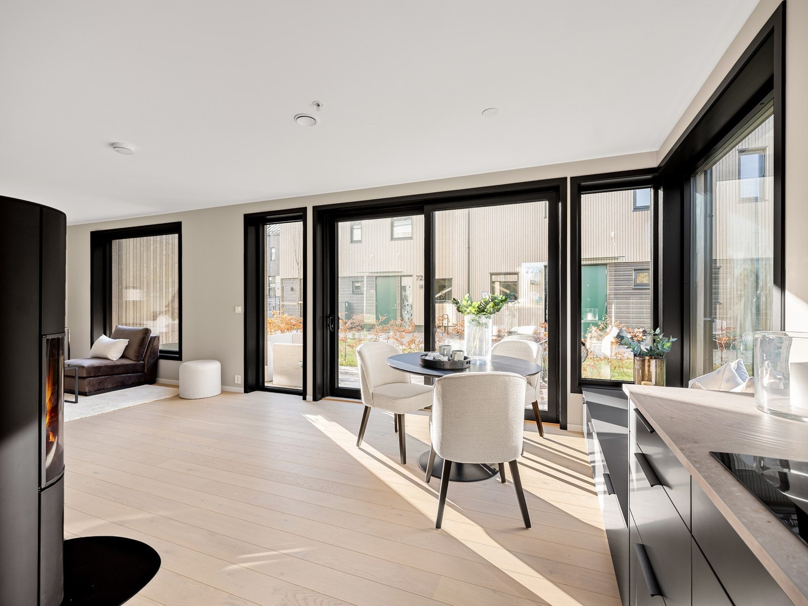 Som en forlengelse av kjøkkeninnredningen er det en sittebenk med oppbevaring og plass for spisebord Galleribilde