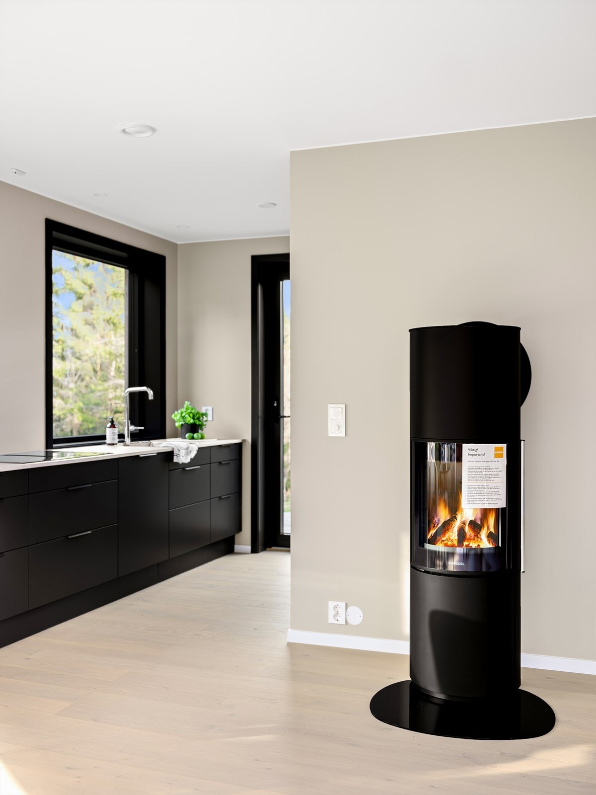 Peisovn for ekstra hygge mellom stue og kjøkken Galleribilde