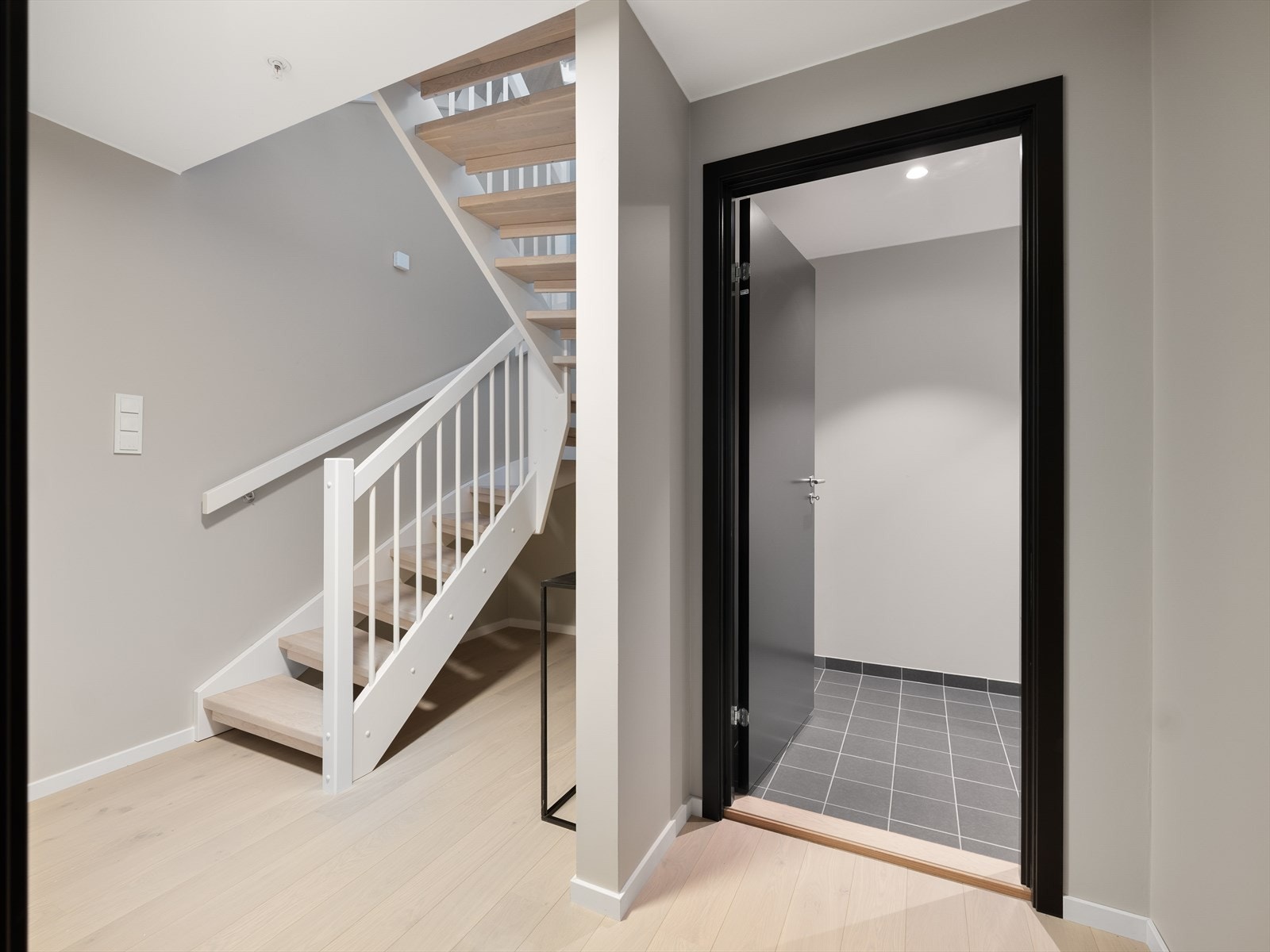 Gang i kjelleretasje Galleribilde