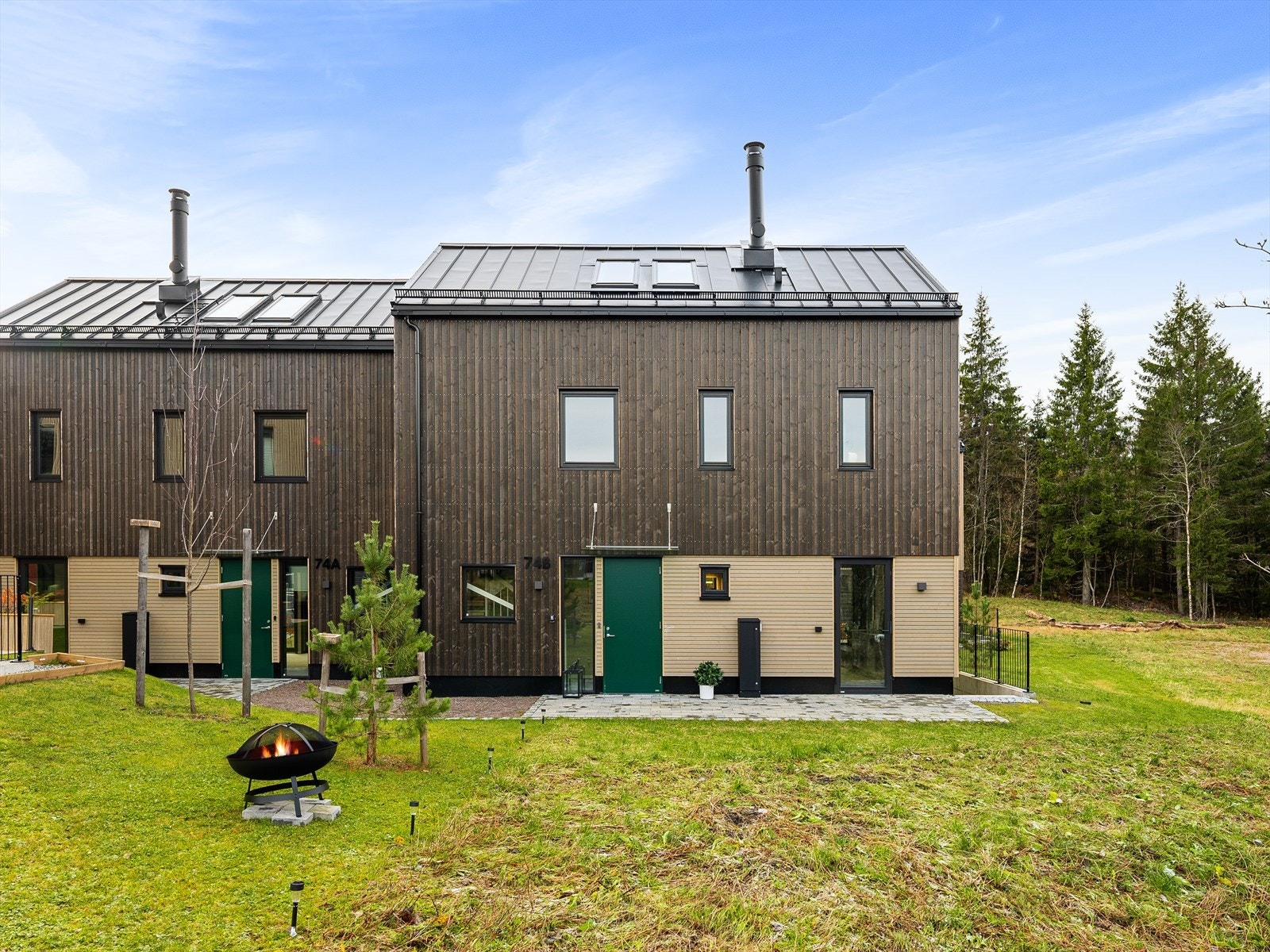 Boligen ligger godt tilbaketrukket fra vei, i et barnevennlig og bilfritt tunmiljø Galleribilde