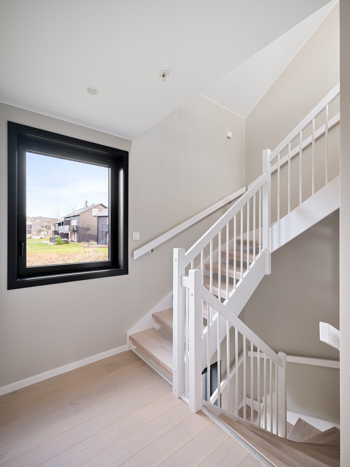 Boligen har et gjennomført og moderne interiør hvor ingenting er overlatt til tilfeldighetene hva gjelder standard og bokomfort Galleribilde