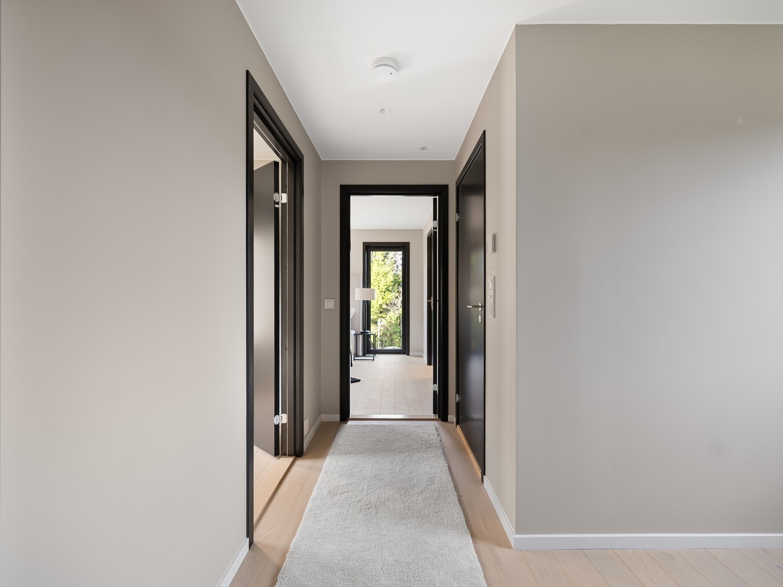 Boligen har en familievennlig utforming med alle soverommene på samme plan Galleribilde