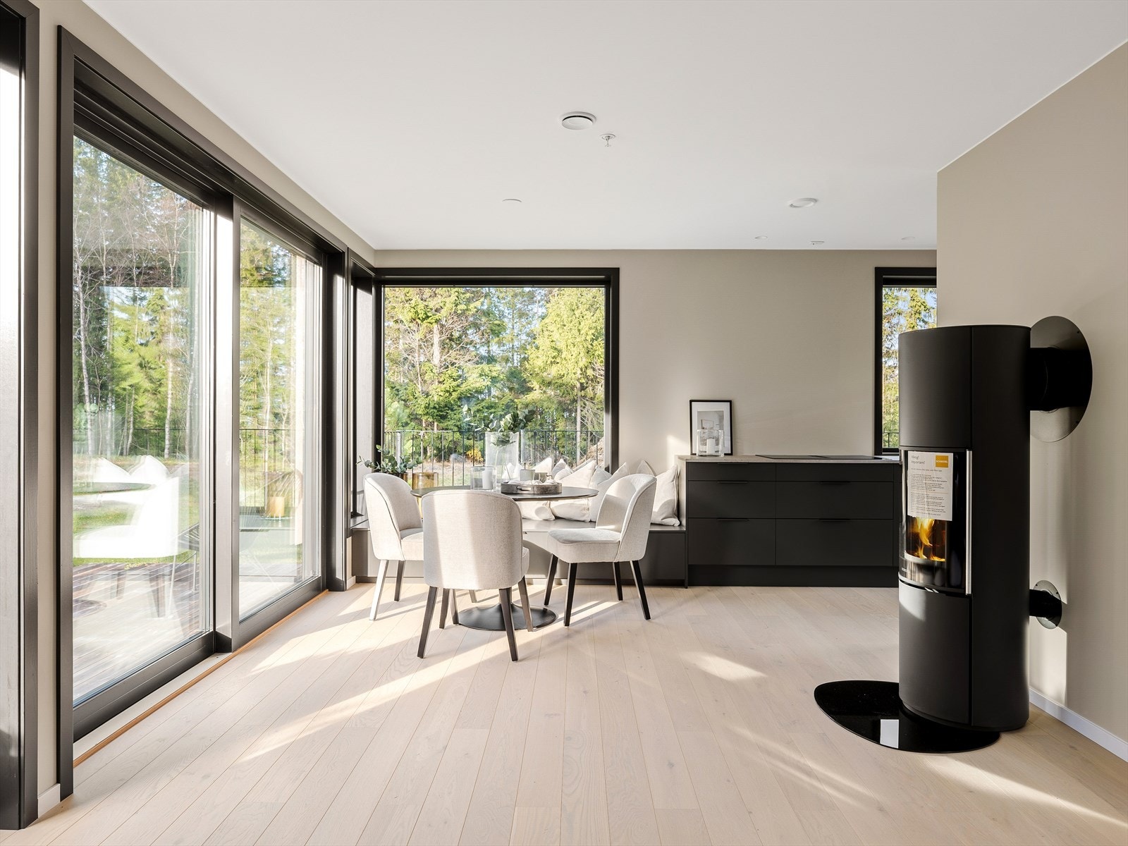 1-stavs eikeparkett fra Boen, behagelig gulvvarme (varmefolie) og veggflater malt i duse fargetoner Galleribilde