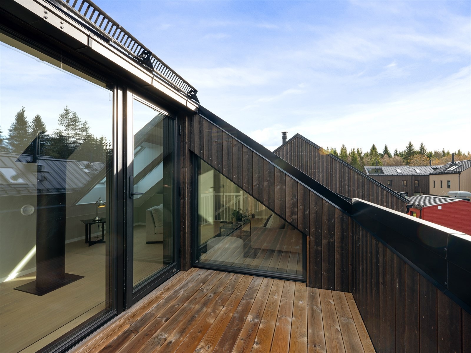 På terrassen er det plass til en liten sittegruppe Galleribilde