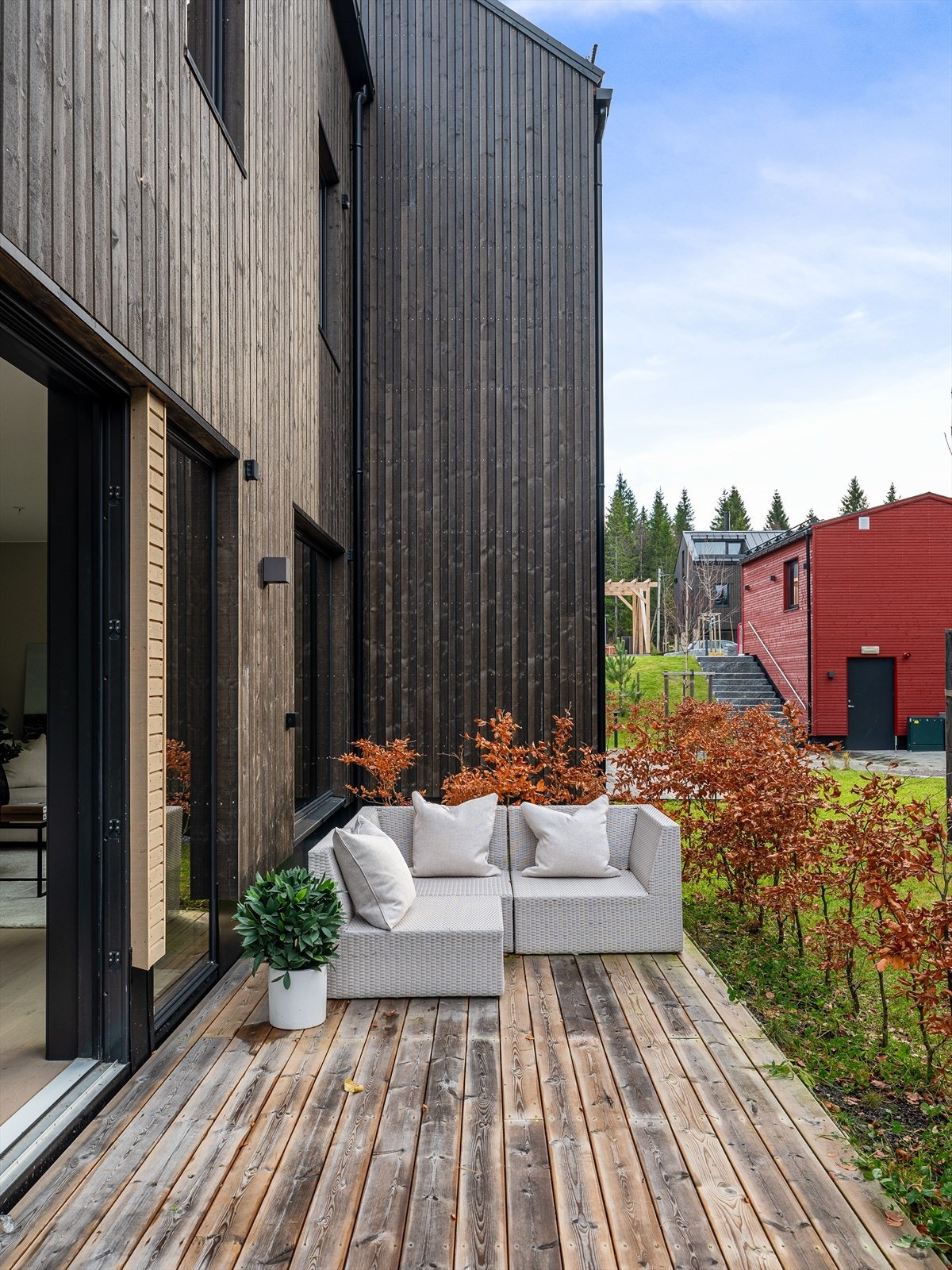 Fra stue/kjøkken er det utgang til en markterrasse på ca. 14 kvm Galleribilde