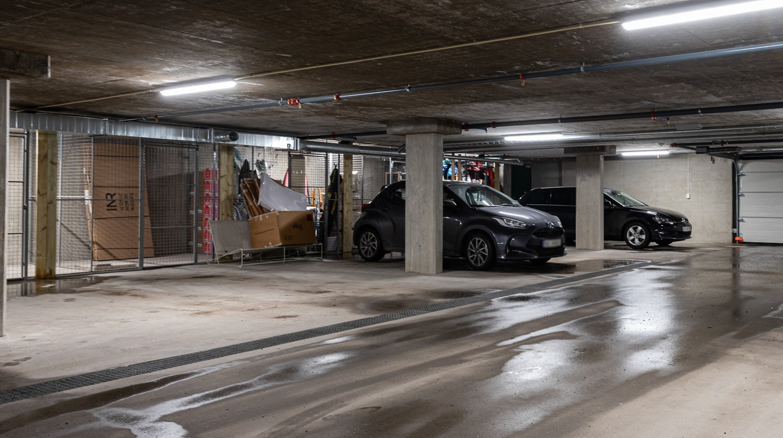 Til boligen medfølger garasjeplass og en sportsbod på ca. 5 kvm Galleribilde