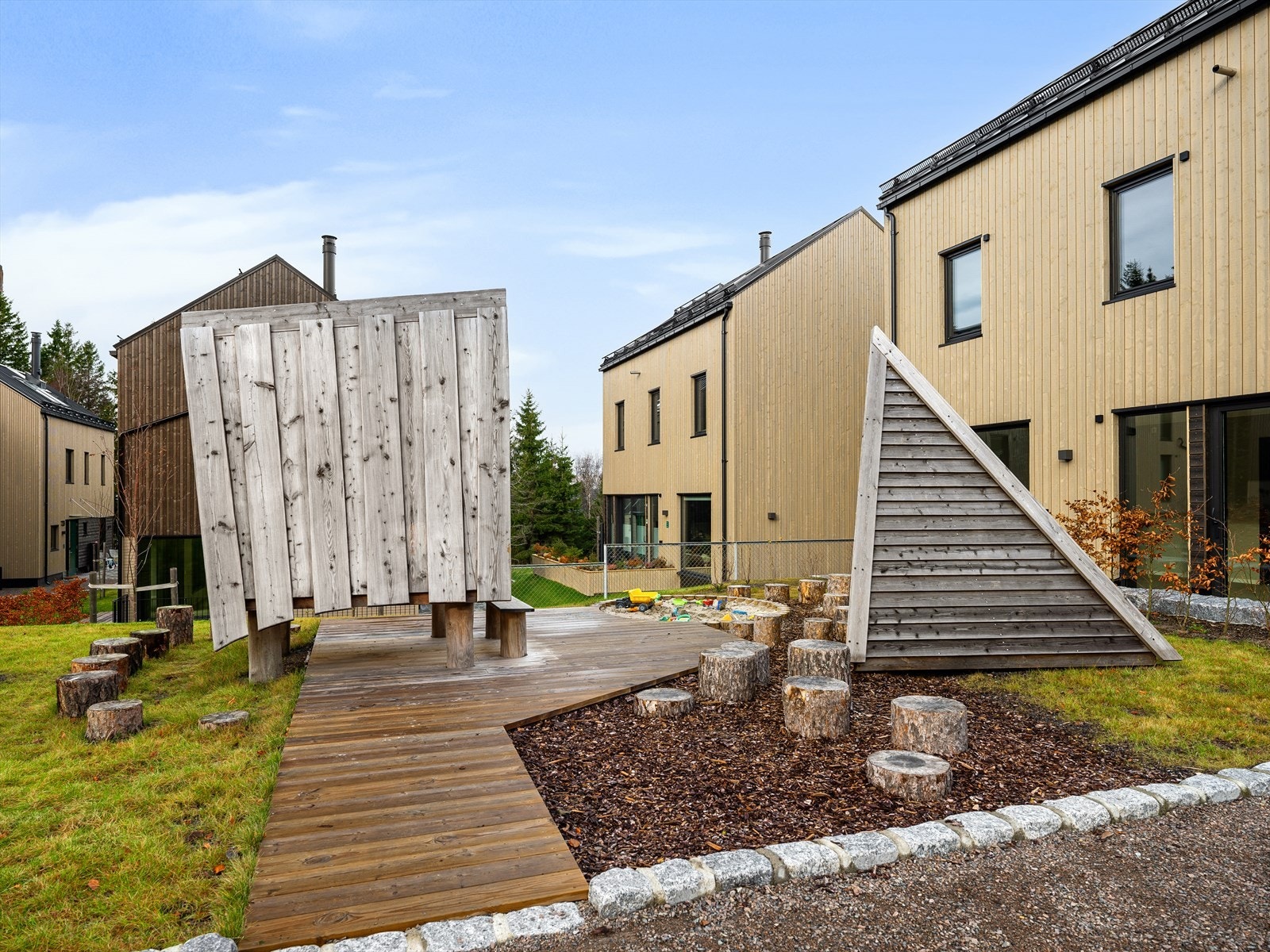 Boligen ligger i et bilfritt og barnevennlig tun med flere fine lekearealer Galleribilde