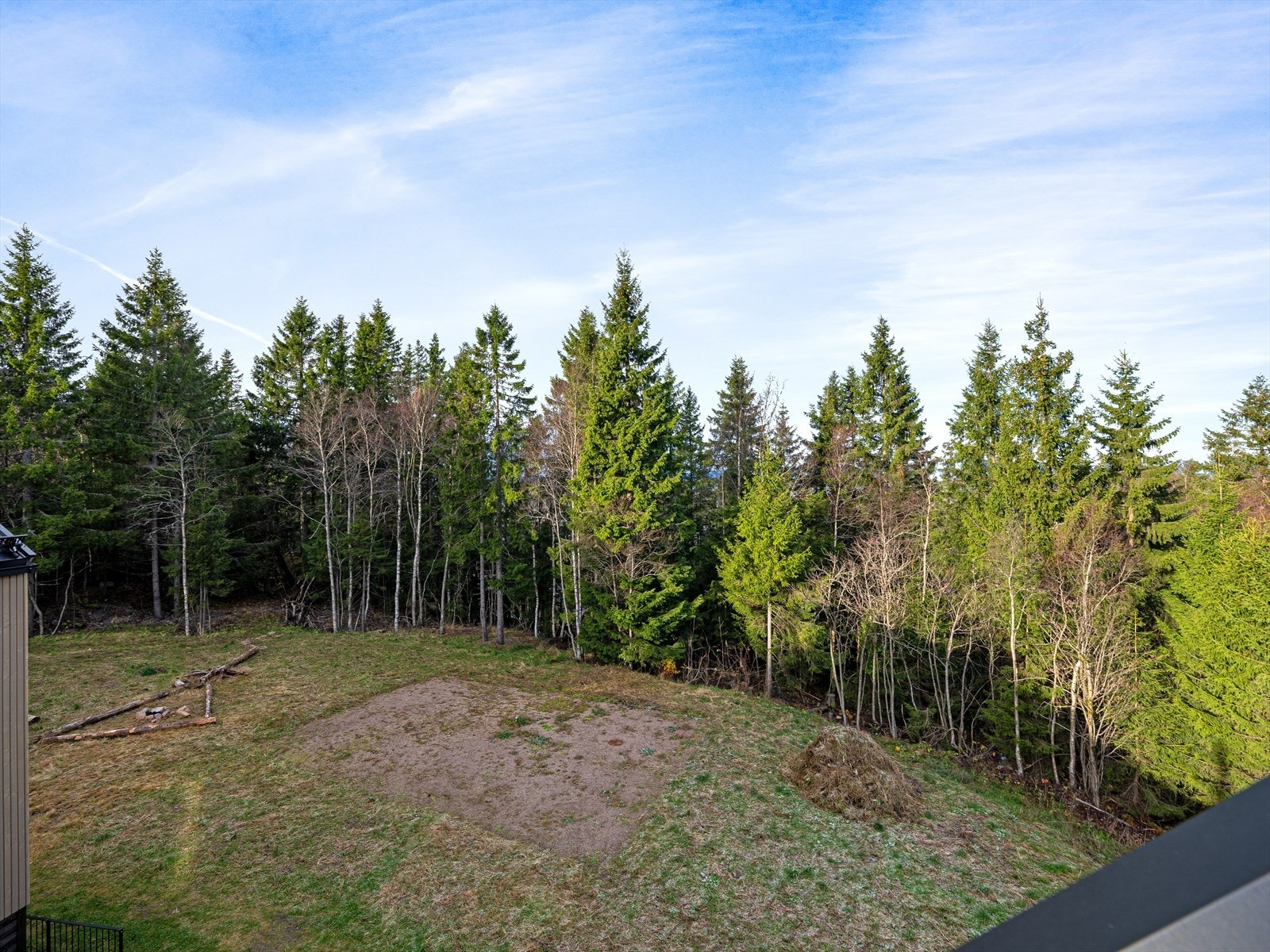 Her bor du bokstavelig talt på toppen av Oslo, med Nordmarka som nærmeste nabo og frisk luft, ro og utsikt som en del av hverdagen Galleribilde