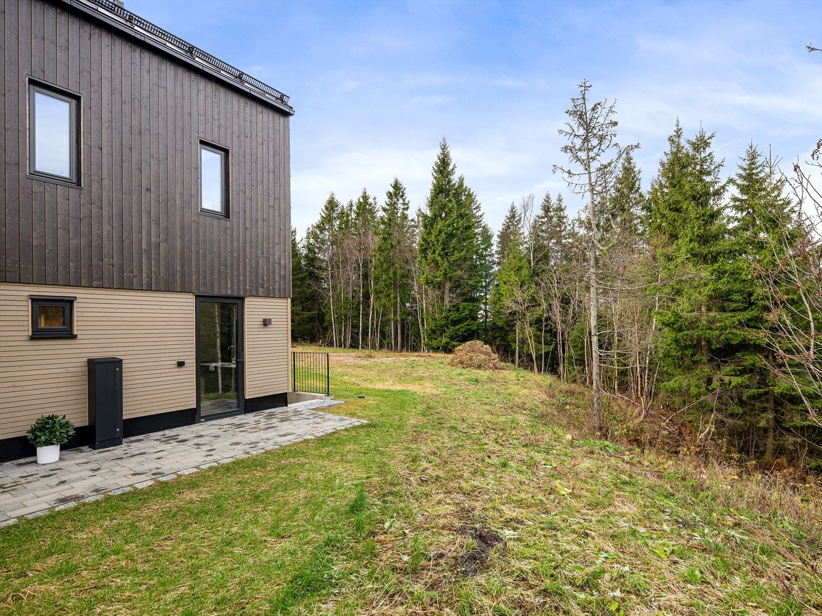 Boligen har en meget god intern beliggenhet- skjermet og tilbaketrukket innerst på feltet mot skogen Galleribilde