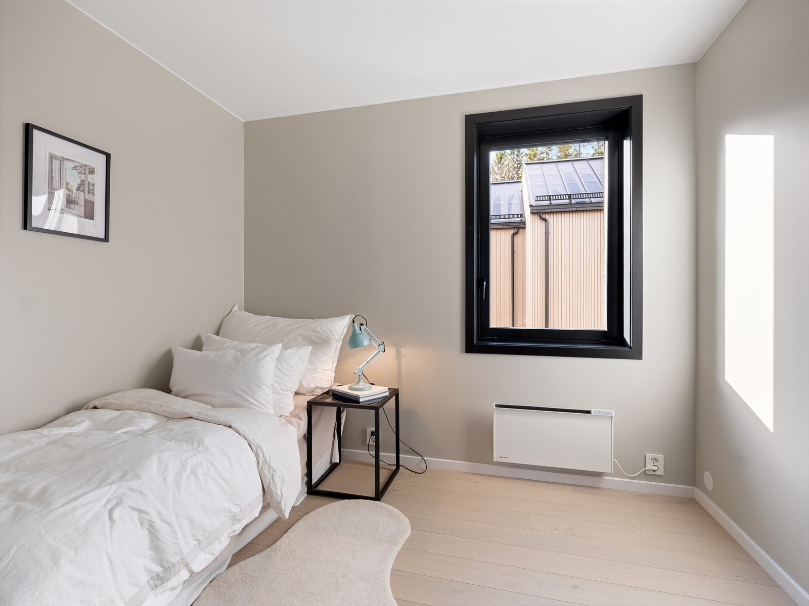 Soverom i 2. etasje. Alle soverommene har 14 mm. 1-stavs eikeparkett fra Boen og veggflater malt i tidløse fargetoner Galleribilde