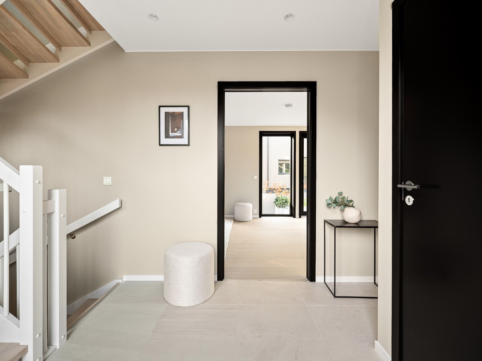 Entré i 1. etasje med store 60x60 cm fliser på gulv, elektriske varmekabler og downlightsbelysning Galleribilde