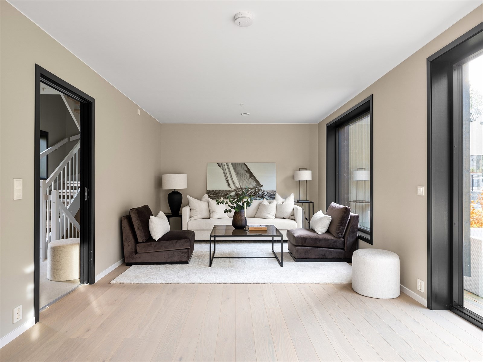 Boligen har et gjennomført og tidsriktig interiør med pene overflater Galleribilde