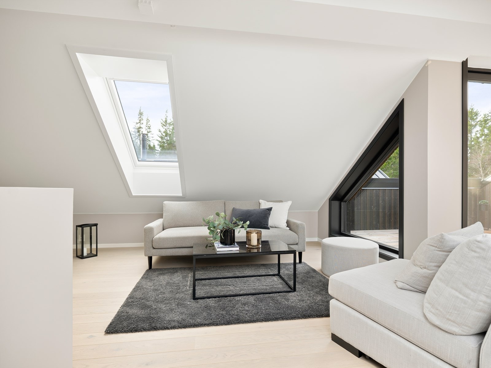 Loftstuen har skråtak, takvinduer og rikelig med naturlig lysinnslipp Galleribilde