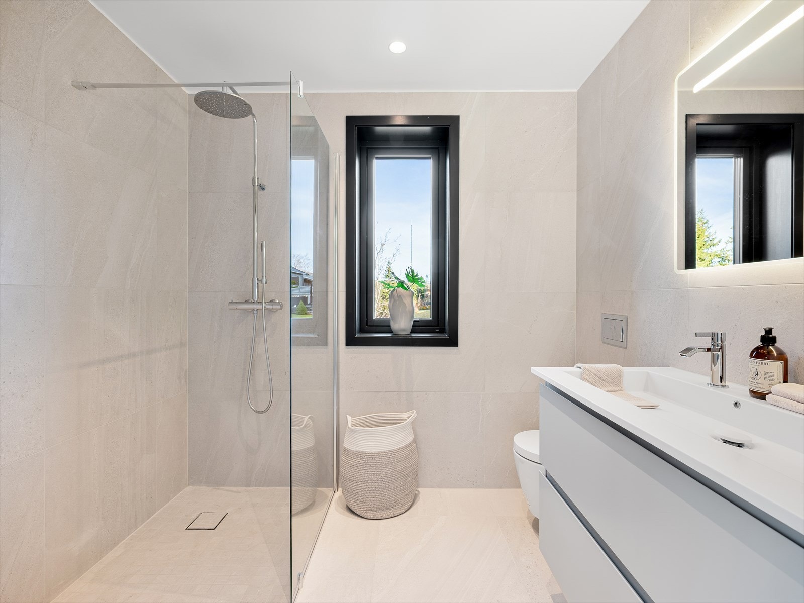 Lekkert, helfliset bad med varmekabler i gulv og downlights i himling Galleribilde