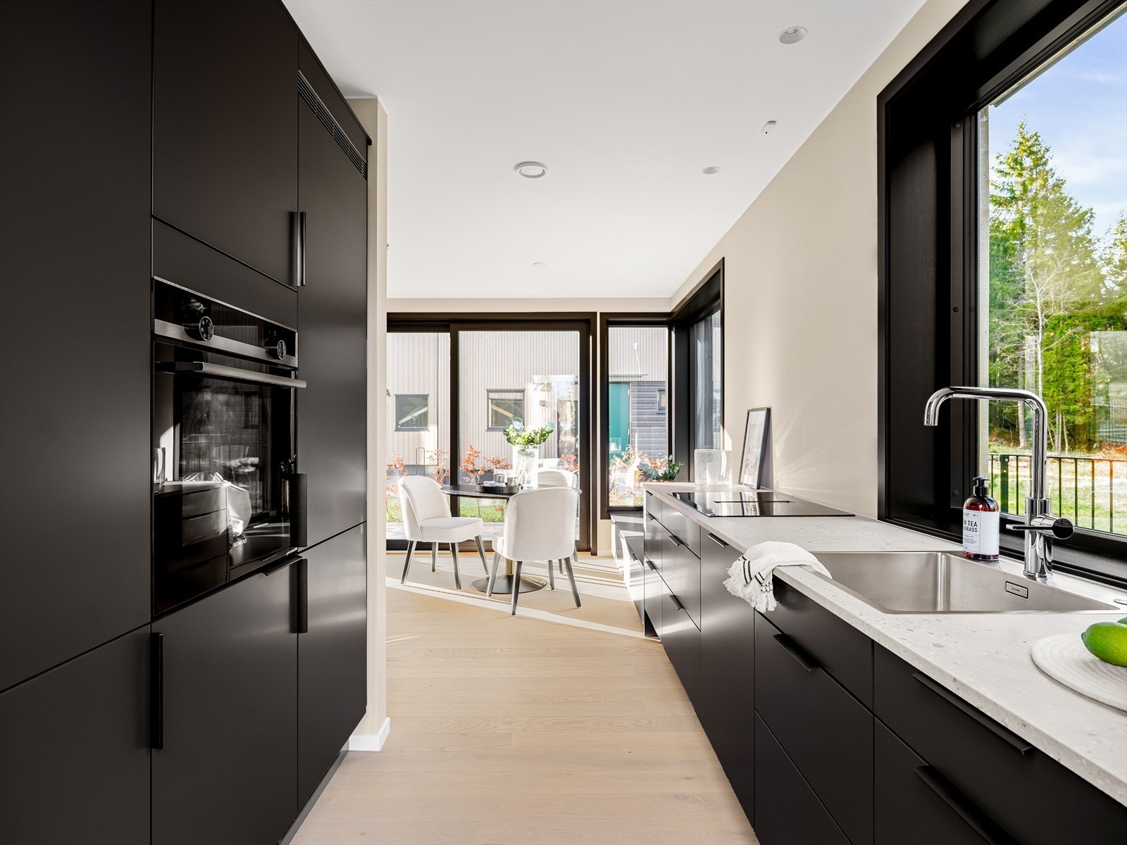 Kjøkkenet er praktisk utformet med store arbeidsflater og gode oppbevaringsmuligheter Galleribilde