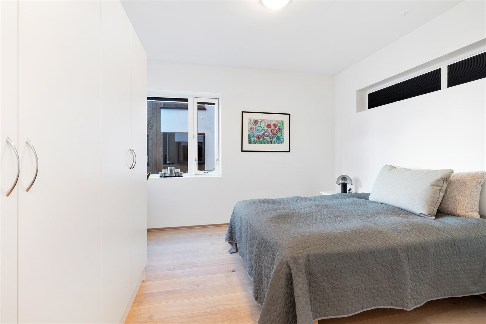 Hovedsoverom med god plass til dobbeltseng og garderobeskap Galleribilde