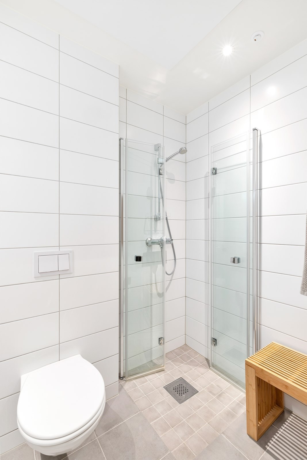 Flislagt bad i tilknytning til hovedsoverom som inneholder vegghengt wc, dusjhjørne og servant. Varme i gulv. Galleribilde