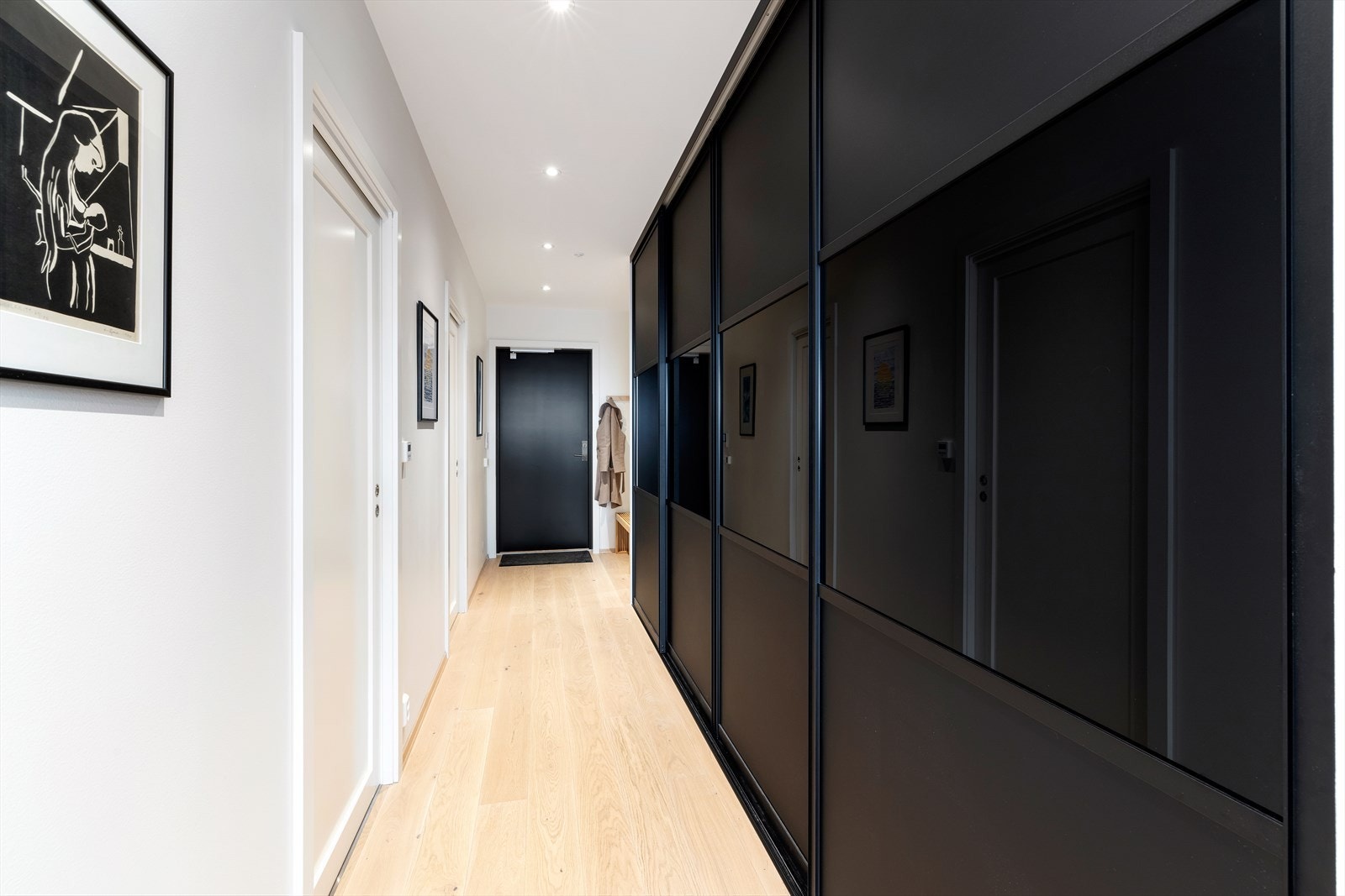 Gang/entré med mye skyvedørsgarderobe til oppbevaring Galleribilde